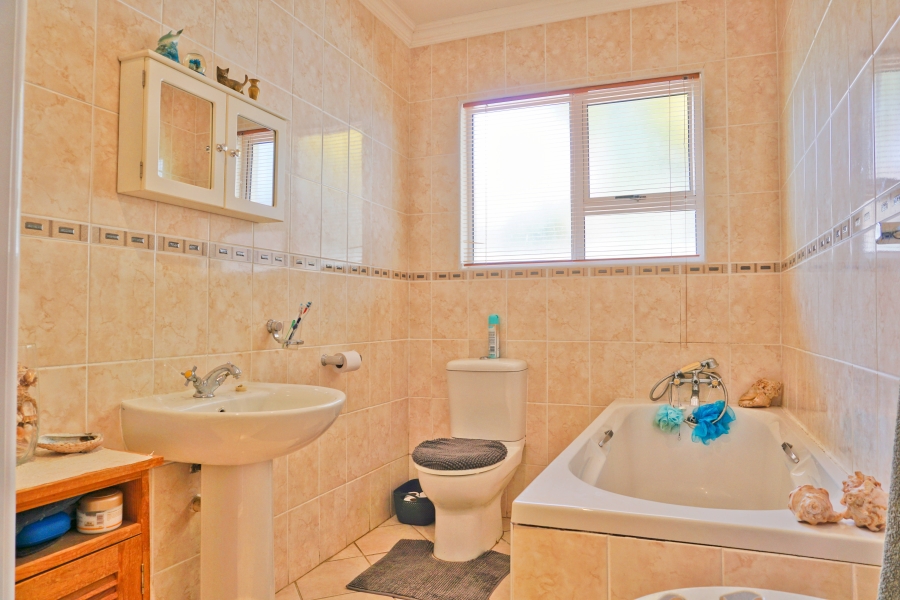 6 Bedroom Property for Sale in Kidds Beach Eastern Cape